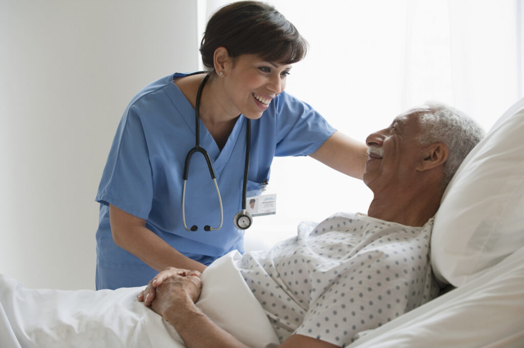 Sjuksköterska med äldre manlig patient